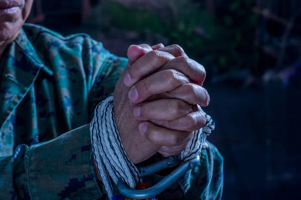 Κοντινό πλάνο του ανθρώπου τα χέρια τυλιγμένα με σχοινί γύρω από τους καρπούς σε αιχμαλωσία, θύματος, κακοποίηση, Δούλος της εργασίας, σεβασμό για τα ανθρώπινα δικαιώματα και εκμετάλλευση έννοια που απομονώνονται σε θολή φόντο — Φωτογραφία Αρχείου