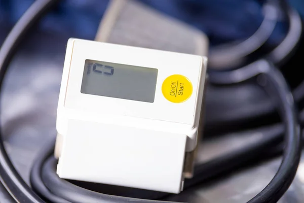 Polso monitor della pressione sanguigna che mostra la pressione sanguigna normale, concetto medico — Foto Stock