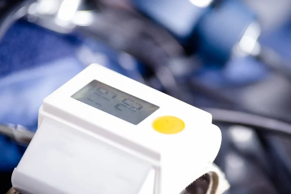 Primer plano del monitor de presión arterial de la muñeca que muestra la presión arterial normal, concepto médico —  Fotos de Stock