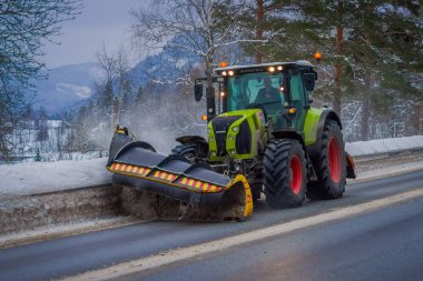 Reinli, Norveç - 26 Mart 2018: Açık görünüm kar kaldırma makinesi temizler sabah kaplı ağaçlar ve yollar karda