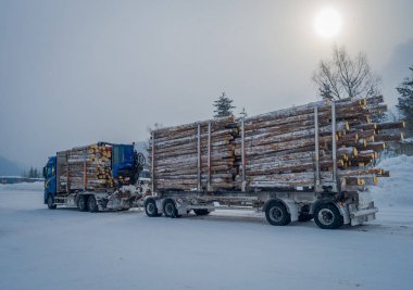Reinli, Norveç - 26 Mart 2018: Açık görünümünü büyük kamyon taşıma mayo veya kış aylarında karla kaplı bir yol Valdres bölgesinde, kereste