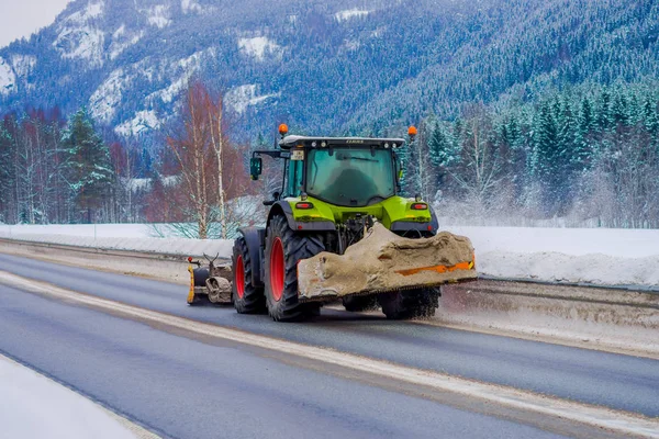 Reinli, Noruega - 26 de marzo de 2018: Vista al aire libre de la máquina quitanieves limpia la nieve en los árboles y carreteras cubiertas por la mañana —  Fotos de Stock