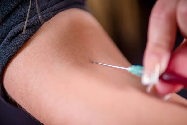 Primer plano de las manos de las enfermeras tomando una muestra de sangre con una jeringa —  Fotos de Stock