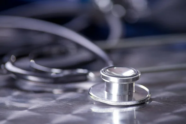 Gros plan stéthoscope pour les médecins et infirmiers médicaux à l'hôpital, concept médical — Photo