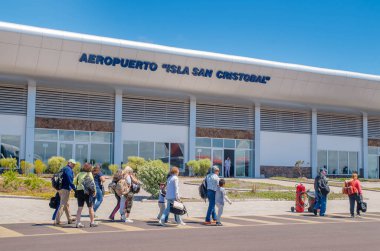 Galapagos, Ekvator, Mart, 19 2018: İşçi ve ana bina Galapagos Havaalanı, Ecuador