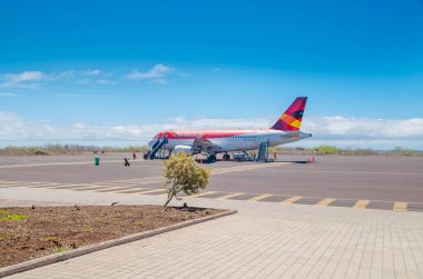 Galapagos, Ekvator, Mart, 19 2018: doğru yürüyüş ve Galapagos Havaalanı Ekvador uysal Airbus A320-233 uçağa binmeden turist