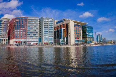 Amsterdam, Hollanda, Mart, 10 2018: Amsterdam Merkez tren istasyonunun yakınında Doubletree by Hilton Hotel, dış atış