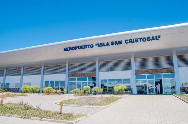 GALAPAGOS, ÉQUATEUR, 19 MARS 2018 : Travailleurs et bâtiment principal de l'aéroport de Galapagos, Équateur — Photo