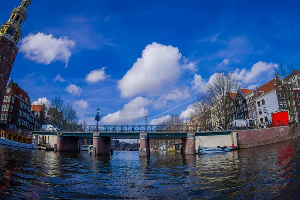 Amsterdam (Nederland), 10 maart 2018: Exterior shot van het zien van boot zeilen naar Montelbaan toren, Amsterdam — Stockfoto