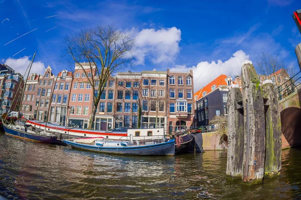 АМСТЕРДАМ, НИДЕРЛАНДЫ, МАРТ, 10 2018: Внешняя съемка плавучих домов и многоквартирных домов на канале в городе Амстердам — стоковое фото