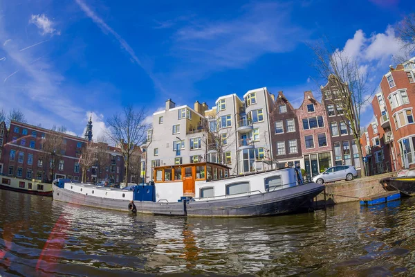 荷兰阿姆斯特丹, 3月, 10 2018: 华丽的户外景观船屋和公寓建筑在运河在阿姆斯特丹城市 — 图库照片