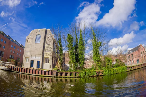 Amszterdam, Hollandia, március, 10 2018: Szabadtéri kilátás egy csatorna Amszterdamban a város a lakóházak — Stock Fotó