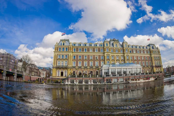 Amszterdam, Hollandia, March, 10 2018: kültéri kilátás gyönyörű történelmi Amstel Hotel — Stock Fotó