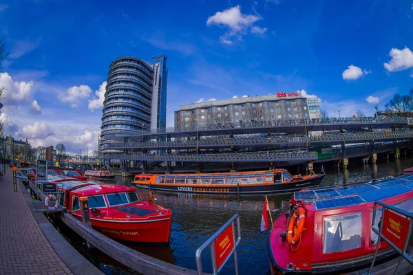 アムステルダム、オランダ、2018 年 3 月 10 日: 赤遊覧船やクルーズの屋外表示はアムステル川、アムステルダム中心部のアムステルダム運河に出荷します。観光客に観光船 — ストック写真