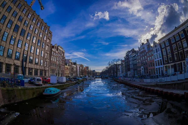 АМСТЕРДАМ, НИДЕРЛАНДЫ, МАРТ, 10 МАРТА 2018: Катера и лодки на Амстердамском канале. Утреннее фото цветных домов в голландском стиле с отражением в воде — стоковое фото