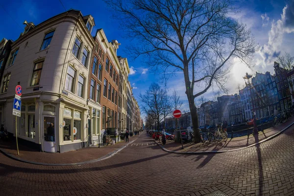 Amsterdam, niederland, märz, 10 2018: aussenansicht der autos, menschen und fahrräder im strassenbild im zentrum amsterdams — Stockfoto