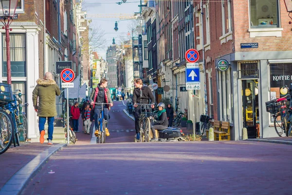 Amsterdam, niederland, märz, 10 2018: Unbekannte radeln im historischen teil von amsterdam — Stockfoto