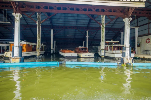 Bangkok, thailand - 09. februar 2018: aussenansicht schwimmender boote unter einer metallischen struktur auf dem chao phraya fluss. Thailand, Bangkok — Stockfoto