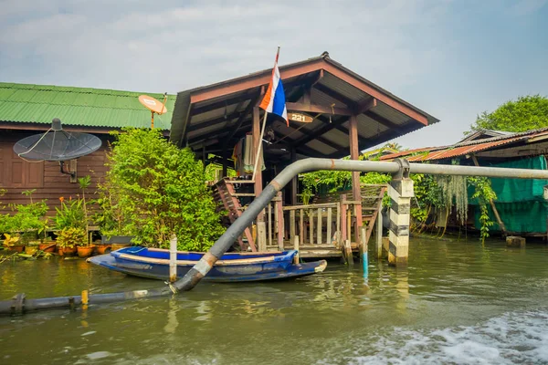 BANGKOK, THAILANDIA - 23 MARZO 2018: Vista esterna della casa galleggiante in legno con conduttura sul fiume Chao Phraya. Thailandia, Bangkok — Foto Stock