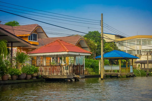 BANGKOK, THAILANDIA - 23 MARZO 2018: Vista esterna di una bella casa con balcone sul lungofiume sul fiume Chao Phraya. Thailandia, Bangkok — Foto Stock