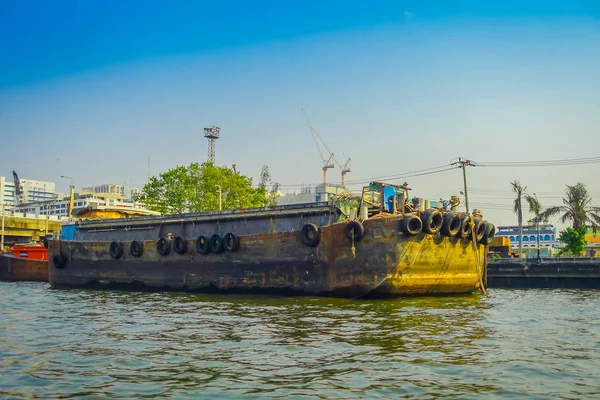Bangkok, Thailand - 09 februari 2018: Een oude boot op riverside Rusted met neumatics opknoping, bij yai kanaal of Khlong Bang Luang toeristische attractie in Thailand — Stockfoto