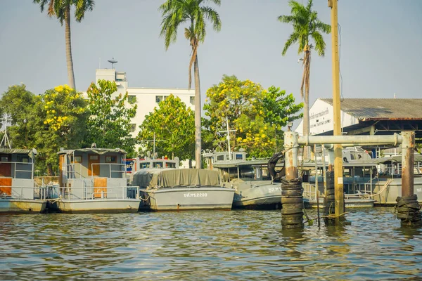 BANGKOK, TAILANDIA - 09 DE FEBRERO DE 2018: Vista al aire libre de barcos militares grises en una orilla del río con algunas palmeras detrás en el canal de Yai o Khlong Bang Luang Tourist Attraction en Tailandia — Foto de Stock