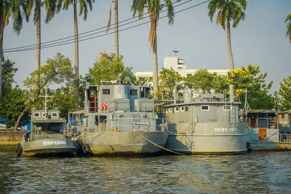 Bangkok, Tayland - 09 Şubat 2018: Riverside yai kanalında arkasında bazı avuç içi ağacıyla gri askeri gemi veya Khlong Bang Luang turistik Tayland açık görünümü — Stok fotoğraf