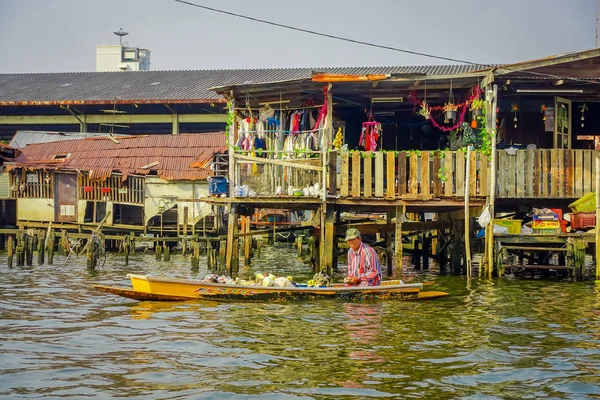 BANGKOK, TAILANDIA, 08 DE FEBRERO DE 2018: Vista al aire libre del hombre no identificado en un barco, mercado flotante en Tailandia —  Fotos de Stock