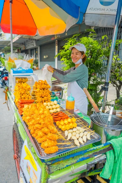 Bangkok, Thailand, 08 februari 2018: Outdoor weergave van onbekende vrouw verkoop van levensmiddelen in de straten met haar kar in Bangkok, Thailand — Stockfoto