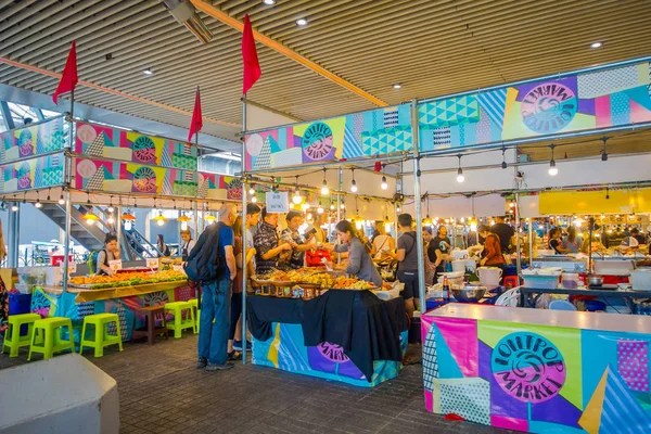 Bangkok, Thailand, 08 februari 2018: Unidentified toeristen winkel op de Chatuchak Weekend markt, is één van de grootste markten van werelden die betrekking hebben op meer dan 35 hectare met 15.000 kraampjes in Bangkok, Thailand — Stockfoto