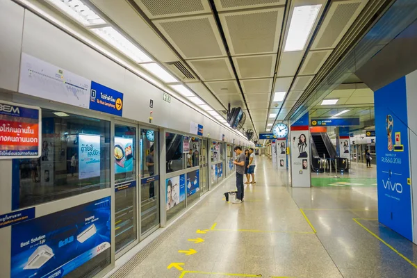 Bangkok, Thailand, februari 08, 2018: Oidentifierade personer linje upp till väntar på Mrt tunnelbanetåg och använder smartphones för att döda tid i rusningstid, transport av Bangkok Mass Rapid Transit — Stockfoto