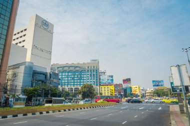Bangkok, Tayland, 08 Şubat 2018: Güzel açık görünüm Bangkok karayolu trafik cityscape, Bangkok sokaklarında ile yolda
