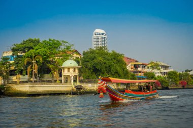 Bangkok, Tayland - 09 Şubat 2018: Bangkok yai kanal veya Khlong Bang Luang turistik Tayland uzun kuyruk tekne yelken kimliği belirsiz adam