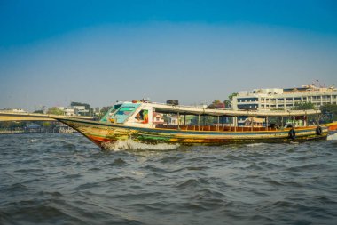 Bangkok, Tayland - 09 Şubat 2018: Açık görünüm adamın yai kanal veya Khlong Bang Luang turistik Tayland horizont binalarda ile bir tekne yelken