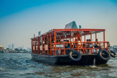 Bangkok, Tayland - 09 Şubat 2018: Tanımlanamayan turist yai kanal veya Khlong Bang Luang turistik Tayland yelken ile çok büyük bir teknenin açık görünüm