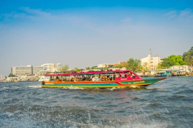 Bangkok, Tayland - 09 Şubat 2018: Bulanık insanların içinde bir tekne Bangkok yai kanal veya Khlong Bang Luang turistik Tayland açık görünüm