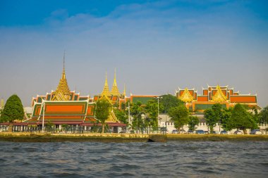Bangkok, Tayland - 09 Şubat 2018: Altın Tapınağı'nda horizont Bangkok yai kanal veya Khlong Bang Luang turistik Tayland, açık görünümü