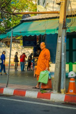 Bangkok, Tayland, 02 Şubat 2018: Açık turuncu elbise giyiyor ve Khao San, sokaklarda yürüyüş kimliği belirsiz keşiş görünümünü