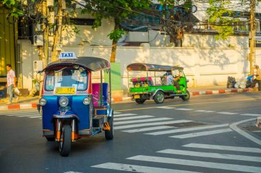 Bangkok, Tayland, 08 Şubat 2018: Tuk tuks açık görünüm 3 tekerlekli tuk tuk Taxi Khao San alanında bir yol olabilir 1 veya B30 gibi küçük bir ücret Dükkanı geziler için kiraladı