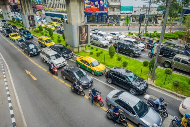 Bangkok, Tayland, 08 Şubat 2018: Akşam işten sonra traffict önünde Mbk Pathumwan kavşak üzerinden görünümünü yukarıda ortalayın. Trafik sıkışıklığı araba kullanıcıları perde ve ruh sağlığı neden olur.