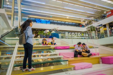 Bangkok, Tayland, 02 Şubat 2018: Merdivenlerde oturan ve Siam Paragon alışveriş Bangkok Tayland içinde onların hareket eden telefon kullanarak kimliği belirsiz kişi kapalı görünüm