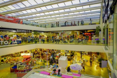 Bangkok, Tayland, 02 Şubat 2018: Siam Paragon alışveriş Bangkok Tayland içinde kimliği belirsiz kişi görünümünü yukarıda