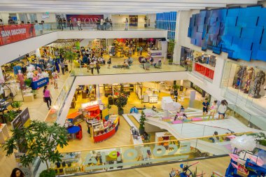 Bangkok, Tayland, 02 Şubat 2018: Siam Paragon alışveriş Bangkok Tayland içinde kimliği belirsiz kişi görünümünü yukarıda