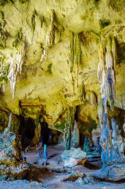 Ao Nang, Tayland - 23 Mart 2018: Güzel manzarasına eski mağara Khao khanabnam ili Krabi, Tayland