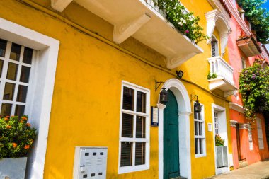 Cartagena, Kolombiya, Ekim, 30, 2017: Cartagena şehir Walled şehir renkli binalar ile sokak