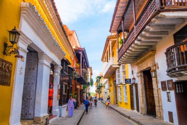 Cartagena, Kolombiya, Ekim, 30, 2017: yürüyüş ve fotoğraf Cartagena şehirde Cartagena Walled şehir renkli bina ile sokak çekimi tanımlanamayan kişi