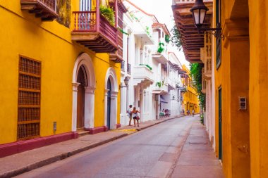 Cartagena, Kolombiya, Ekim, 30, 2017: yürüyüş ve fotoğraf Cartagena şehirde Cartagena Walled şehir renkli bina ile sokak çekimi tanımlanamayan kişi