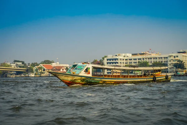 Bangkok, Thailand - 09 februari 2018: Outdoor weergave van lege boot op yai kanaal of Khlong Bang Luang toeristische attractie in Thailand met een gebouwen in het horizont — Stockfoto