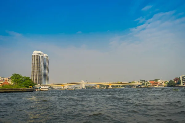 Bangkok, Thailand - 21 mars 2018: Vackra landskapet i Bagkok byggnader strukturer och vita bron sedd från kanalen eller Khlong Bang Luang turistattraktion i Thailand — Stockfoto