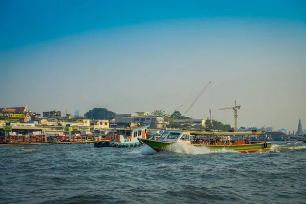 Bangkok, Thailand - 09 februari 2018: Outdoor weergave van niet-geïdentificeerde toeristen zeilen binnenkant van een boot op yai kanaal of Khlong Bang Luang toeristische attractie in Thailand met een gebouwen in het horizont — Stockfoto